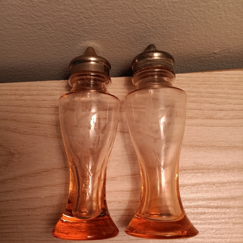 Salt and pepper shaker